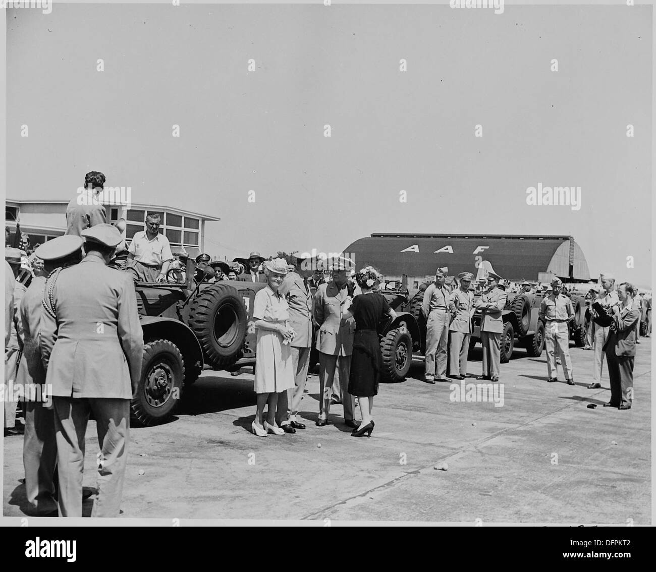 Foto von General Dwight D. Eisenhower im Chat mit General George C. Marshall am Flughafen Washington mit... 199126 Stockfoto