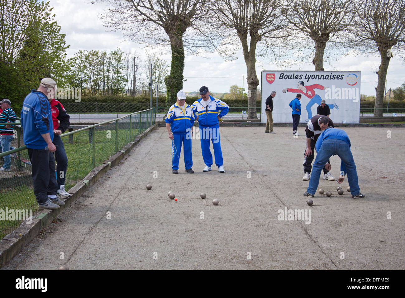 Französische Männer spielen Boule Lyonnaise, Frankreich. Stockfoto