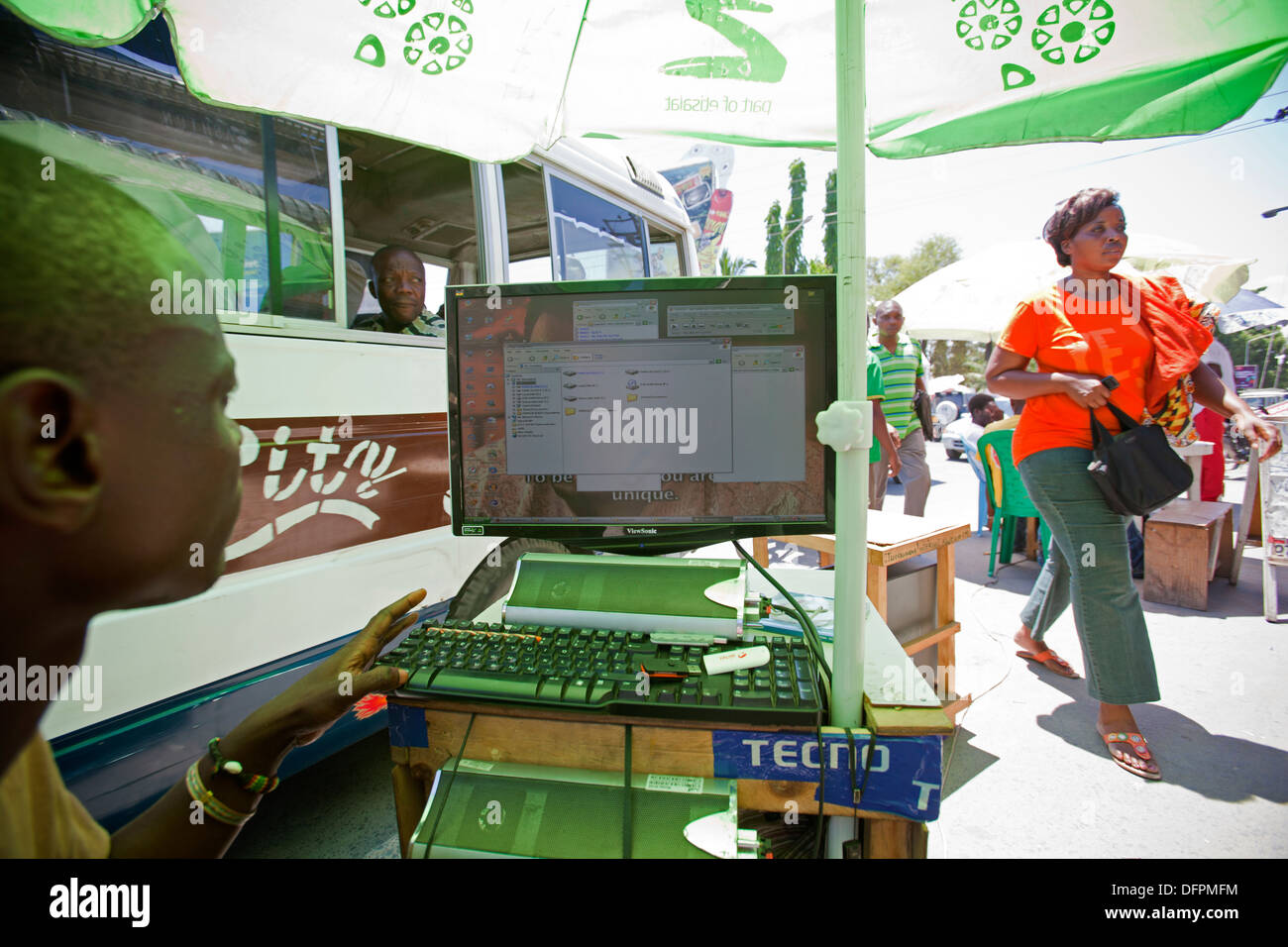 Straßenstand unter einem Sonnenschirm mit einem Desktop-Computer Verkauf von illegalen MP3 Musik downloads, Kariakoo, Dar Es Salaam, Tansania. Stockfoto Straßenstand unter einem Sonnenschirm mit einem Desktop-Computer Verkauf von illegalen MP3 Musik downloads, Kariakoo, Dar Es Salaam, Tansania. Stockfoto