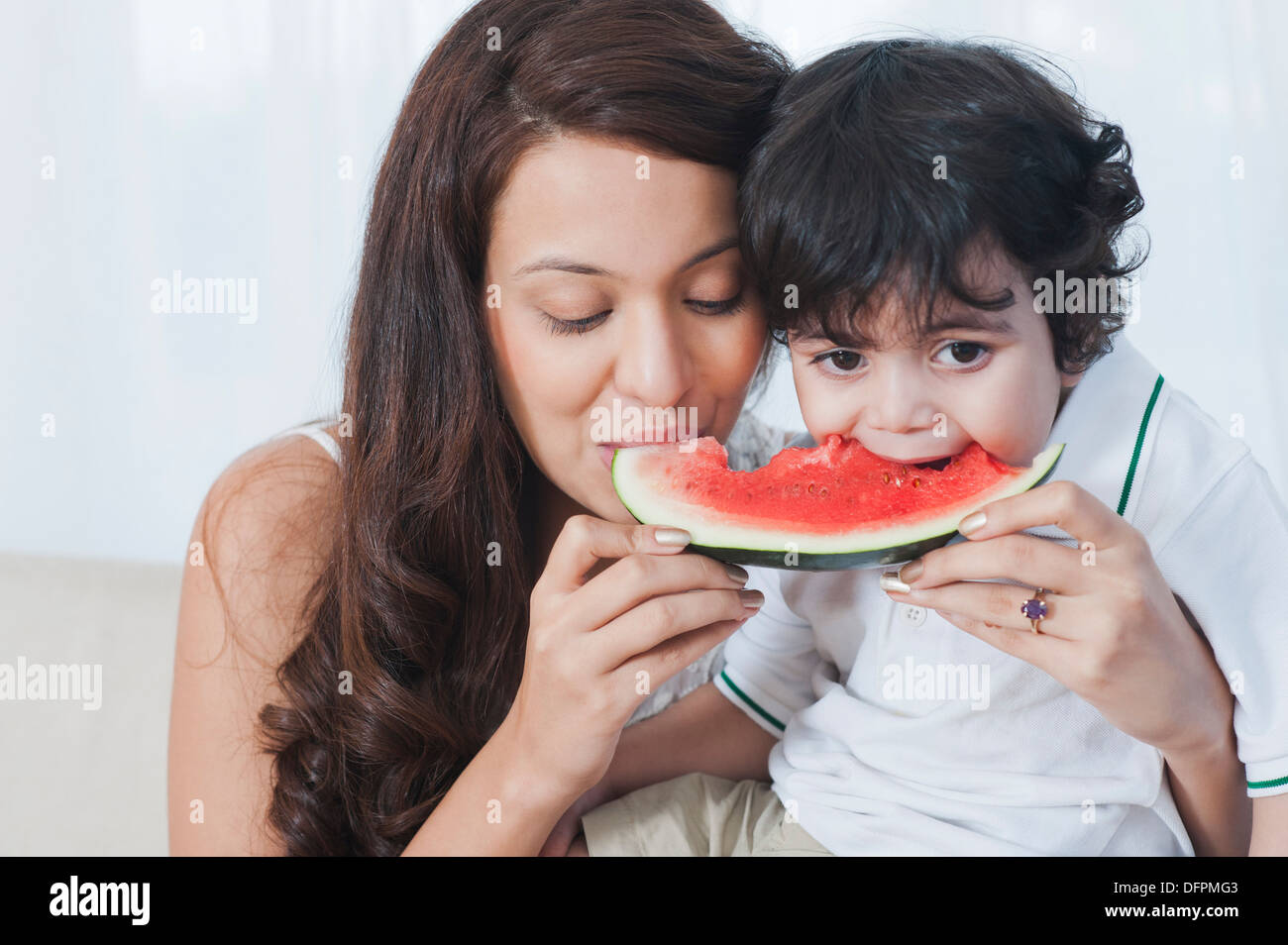 Nahaufnahme einer Frau und ihrem Sohn Wassermelone essen Stockfoto