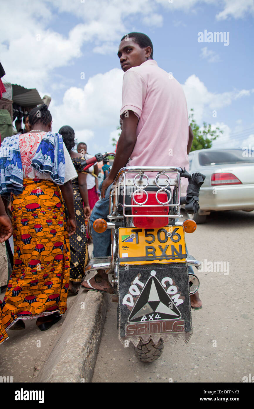 Tansanische Motorrad-Taxi (lokal als Bodaboda bekannt) mit "Dot Com" beschrieben auf dem hinteren Schutzblech, Dar Es Salaam, Tansania. Stockfoto