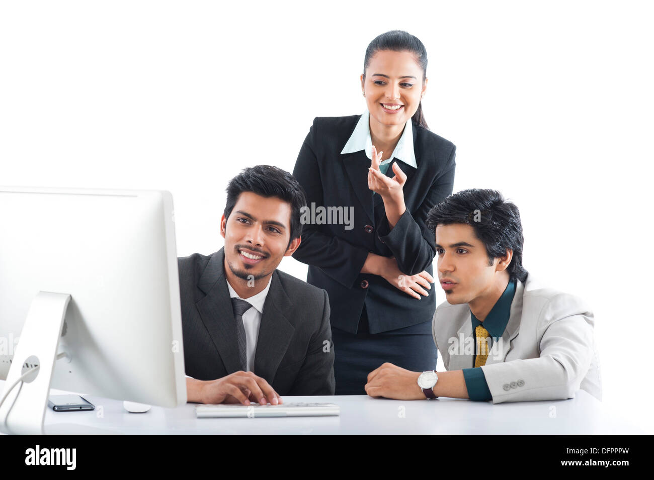 Führungskräfte arbeiten an Desktop-pc Stockfoto