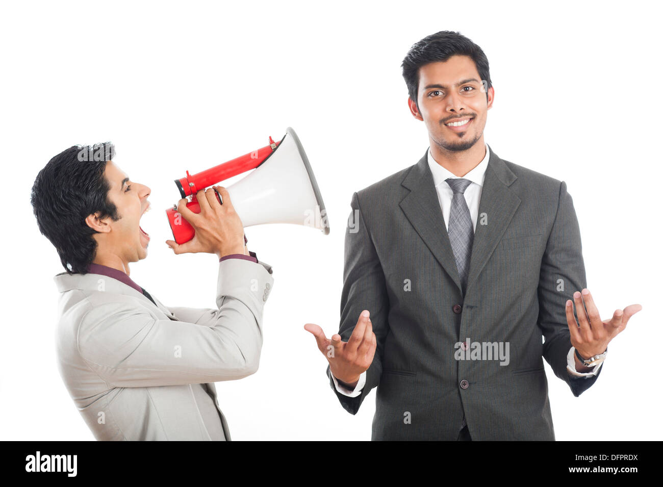Unternehmer auf seinen Kollegen mit einem Megaphon schreien Stockfoto