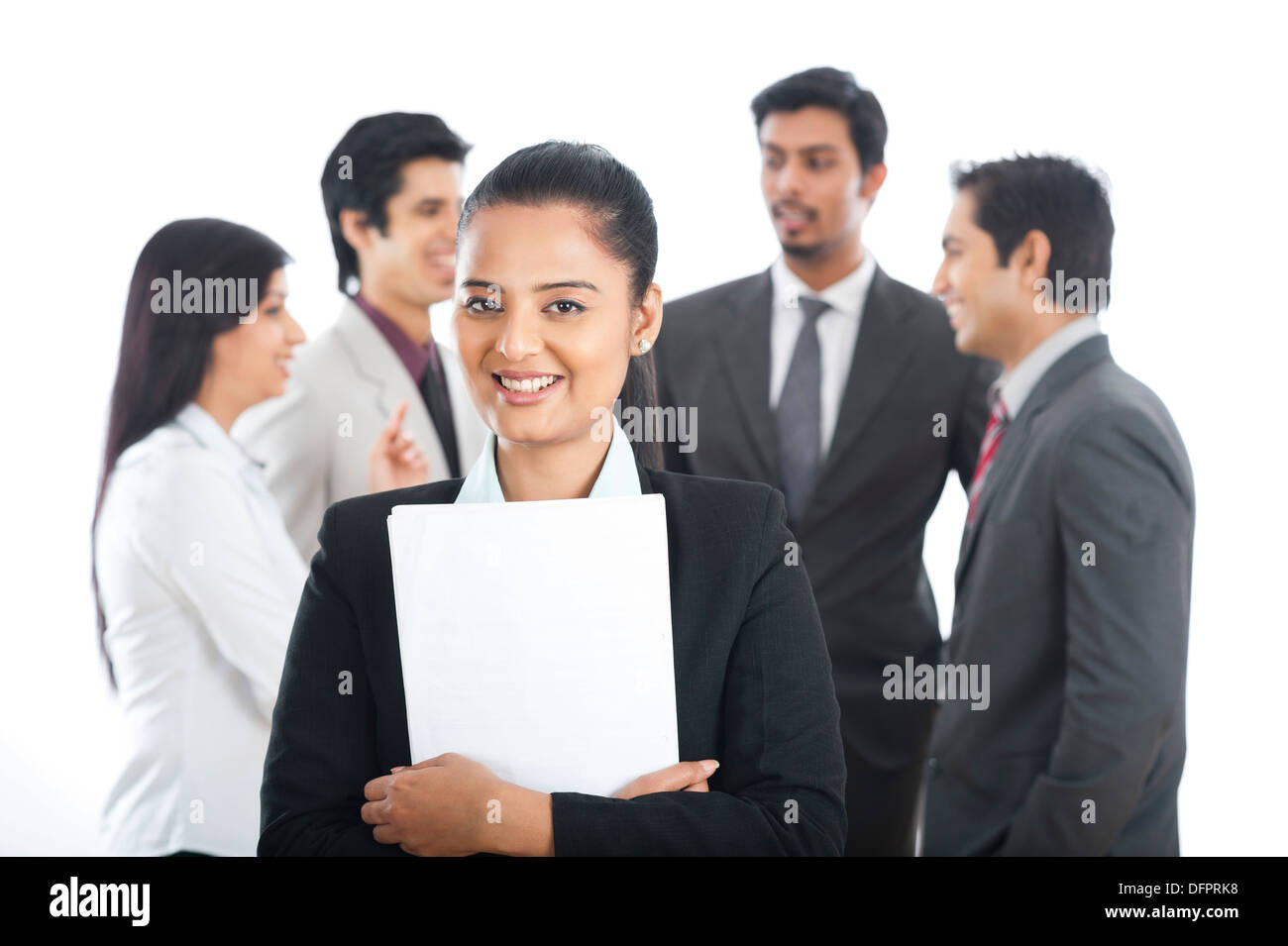 Porträt einer Geschäftsfrau lächelnd mit ihren Kollegen im Hintergrund Stockfoto