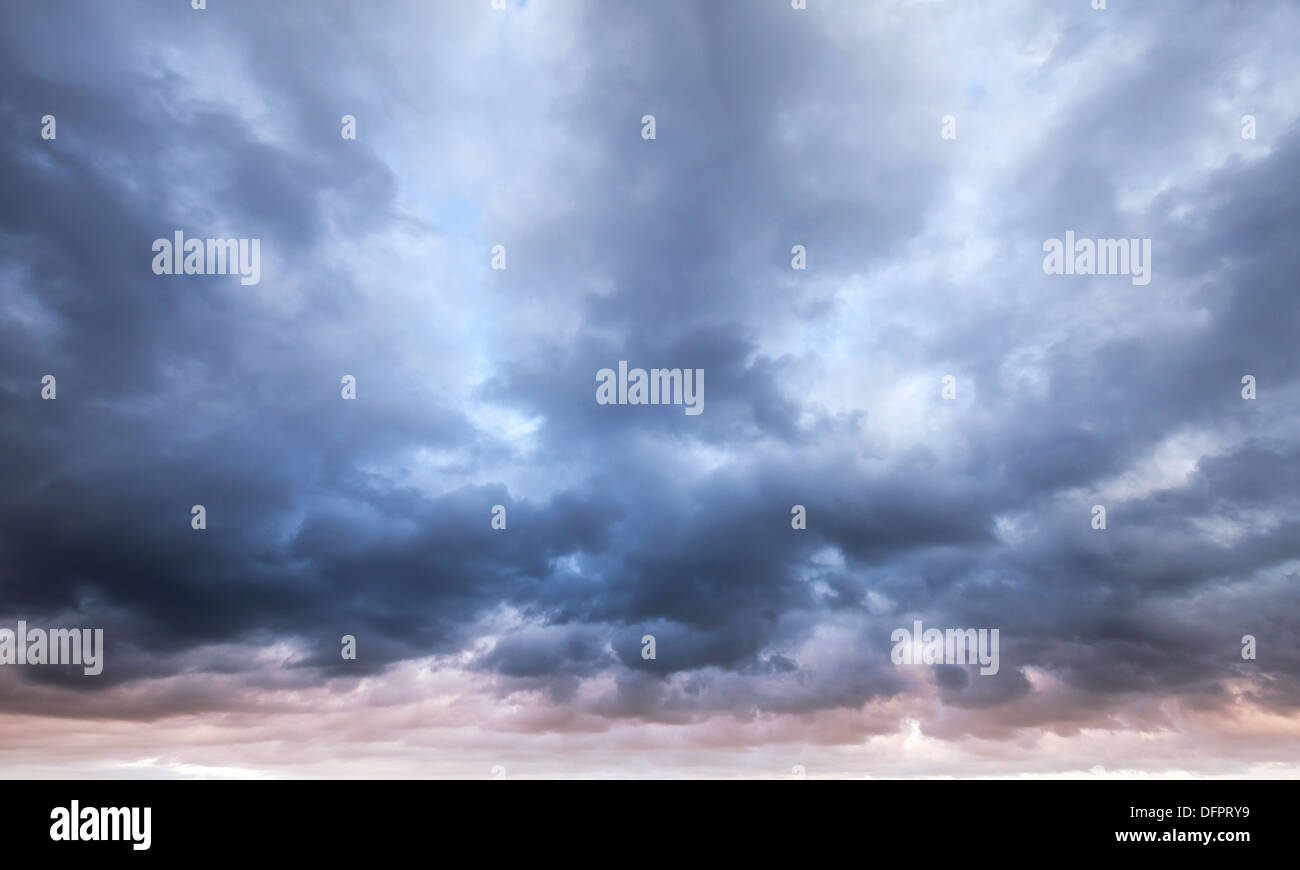 Dunkelblauen stürmischen bewölkten Himmel natürliche Fotohintergrund Stockfoto