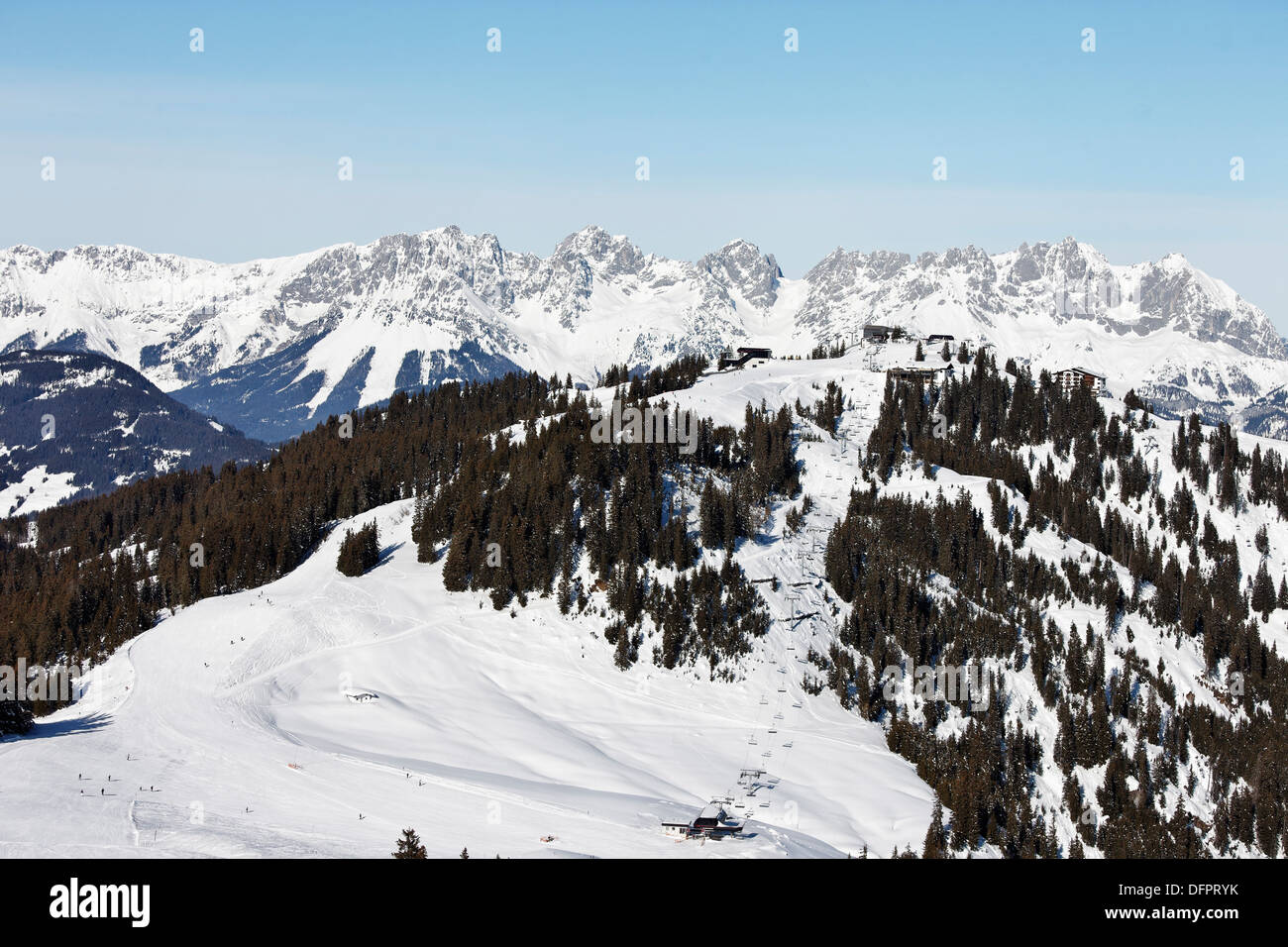 Österreich, Tirol, Kitzbühel, Ski Resort Ehrenbachhöhe, Wilder Kaiser im Hintergrund, Stockfoto