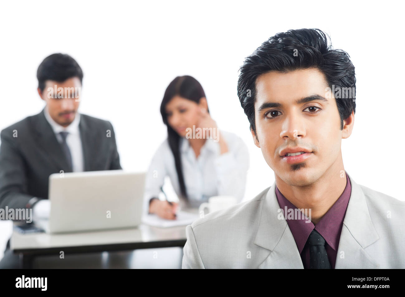 Porträt eines Geschäftsmannes mit seinen Kollegen im Hintergrund Stockfoto