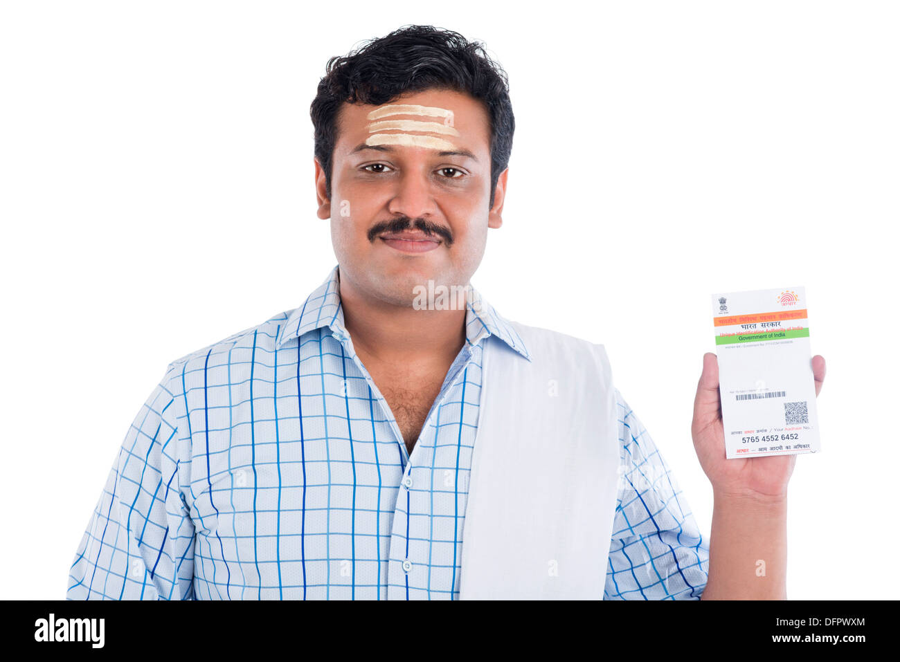 Porträt einer Süd-indischen Mann eine Aadhaar Karte zeigen Stockfoto