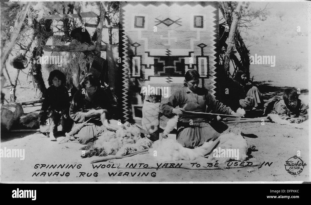 Dieses Foto zeigt den traditionellen Prozess des Spinnens von Wolle zu Garn für das Weben von Navajo Teppichen. Das Bild zeigt die Handwerkskunst und das kulturelle Erbe der Navajo im Jahr 1933 bei der Southern Navajo Agency. Stockfoto