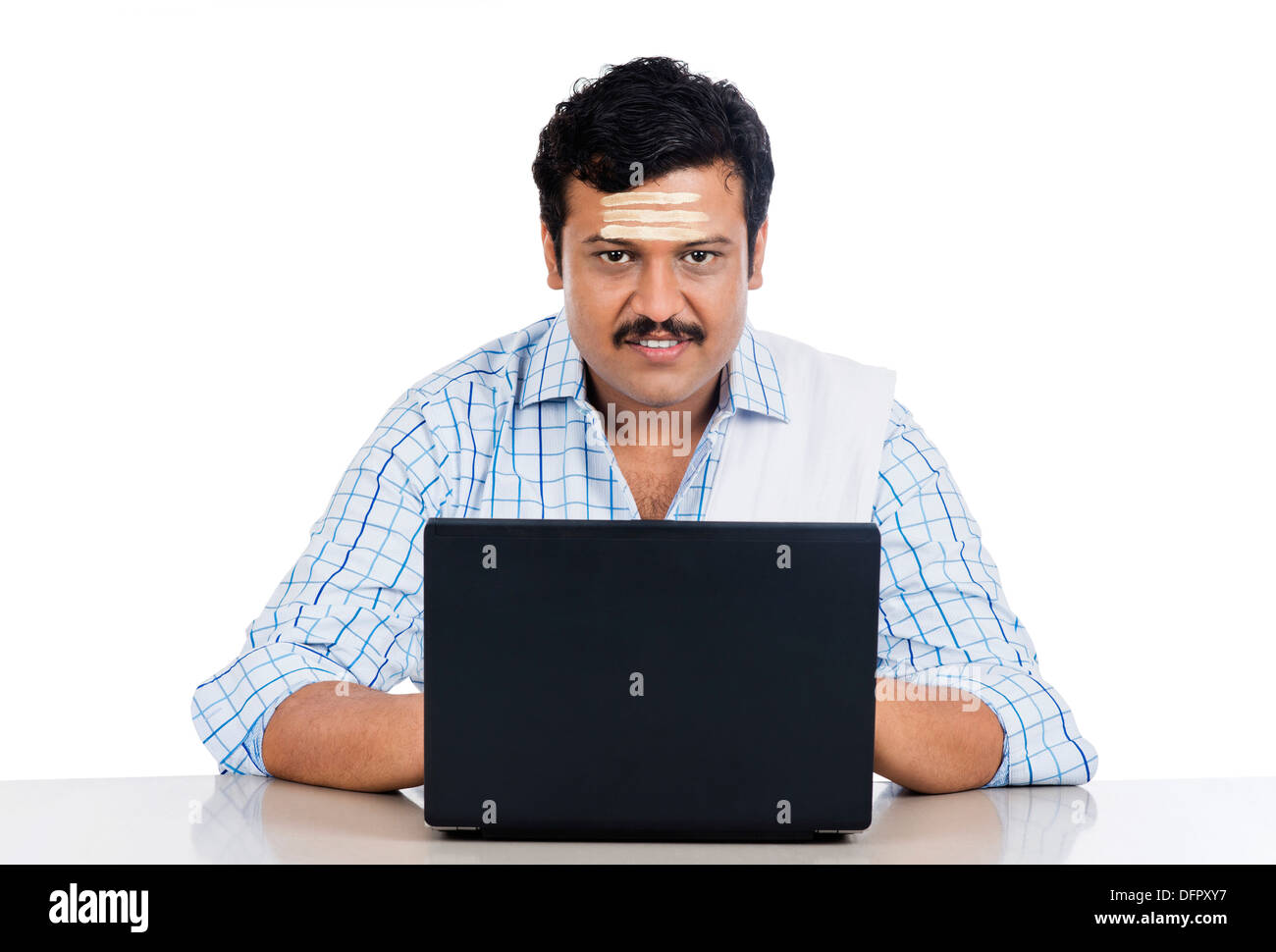 Porträt einer Süd-indischen Mann mit einem laptop Stockfoto