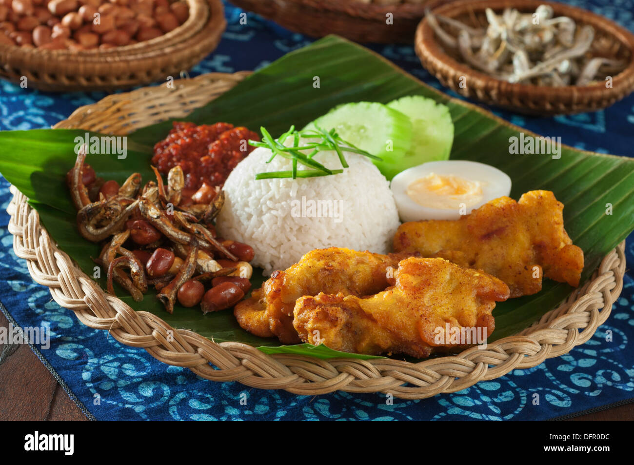 Nasi Lemak auf Bananenblatt Malaysia Singapur Essen Stockfoto