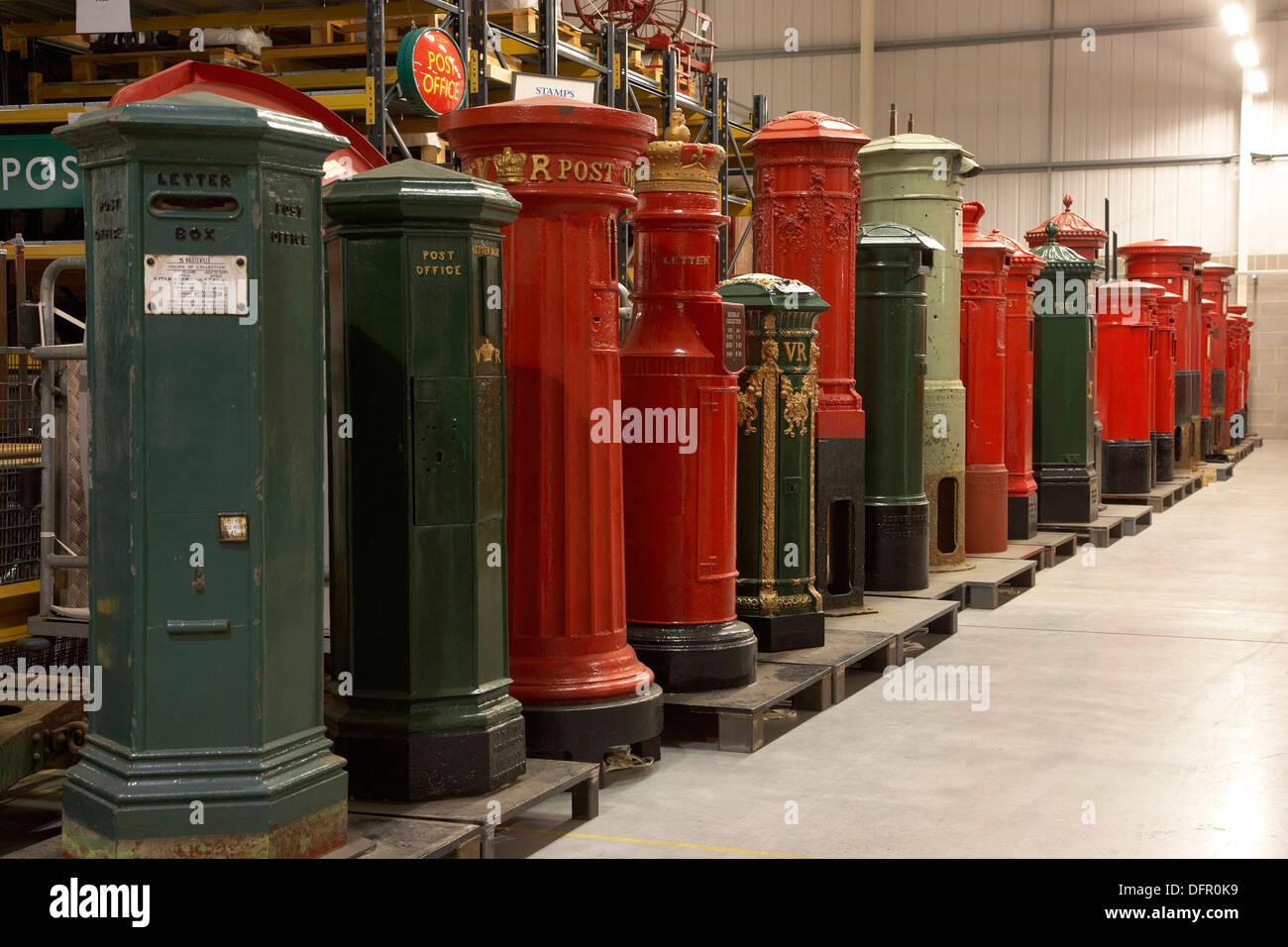 Die British Postal Museum Store in Debden, in der Nähe von Loughton, Essex. Die Linie der Säule Boxen zeigen die Entwicklung der Briefkästen. Stockfoto