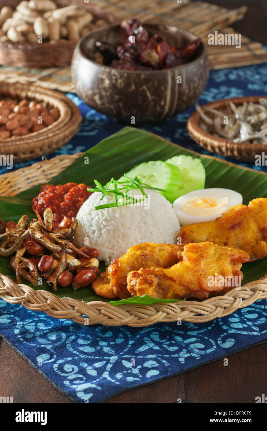 Nasi Lemak auf Bananenblatt Malaysia Singapur Essen Stockfoto