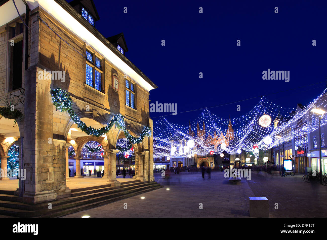 Die Weihnachtsbeleuchtung Dekorationen, die Guildhall, Domplatz, Stadt von Peterborough, Cambridgeshire, England, UK Stockfoto