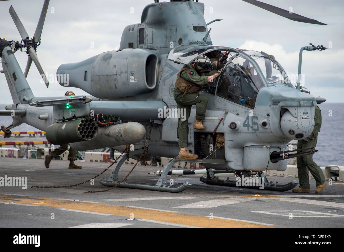 Eine Marine-Pilot steigt aus aus dem Cockpit eines AH-1Z Super Cobra auf  amphibischer Angriff Schiff USS Boxer (LHD-4). Boxer in den USA derzeit  bereitgestellt wird 7. Flotte Aufgabengebiet Durchführung von  Gefahrenabwehr und