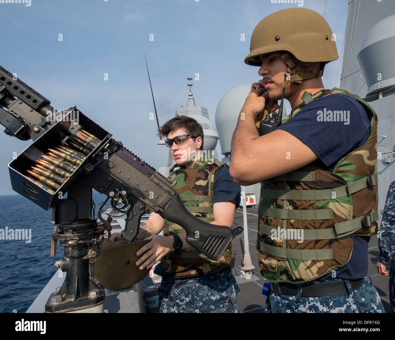 Elektroniker / 3. Klasse Kristen Valiente, links, und des Schiffes Serviceman Seemann Charles Woods Mann ein M240 Maschinengewehr während eines kleinen Handwerksbetrieben Bewertung Team (SCAT) Trainings an Bord der amphibious Transport dock USS New Orleans (LPD-18). New Orleans ist Stockfoto