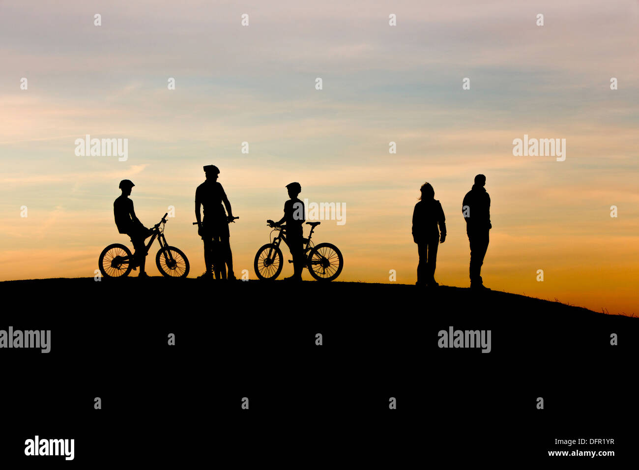 Mountainbiker und Wanderer genießen das Abendlicht auf die Malvern Hills, Herefordshire, England, UK Stockfoto