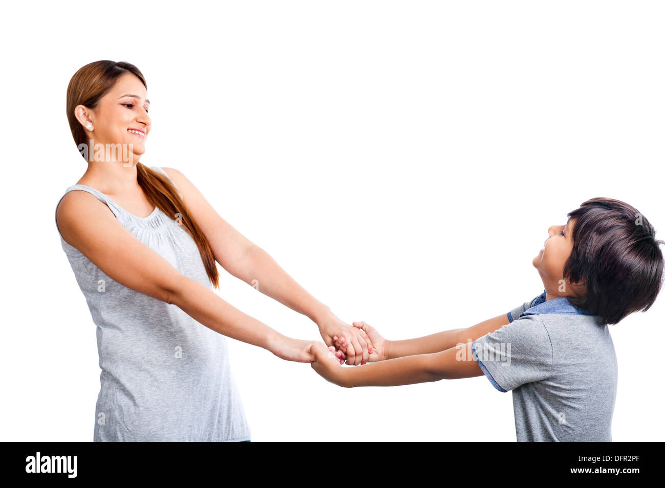 Frau spielt mit ihrem Sohn Stockfoto