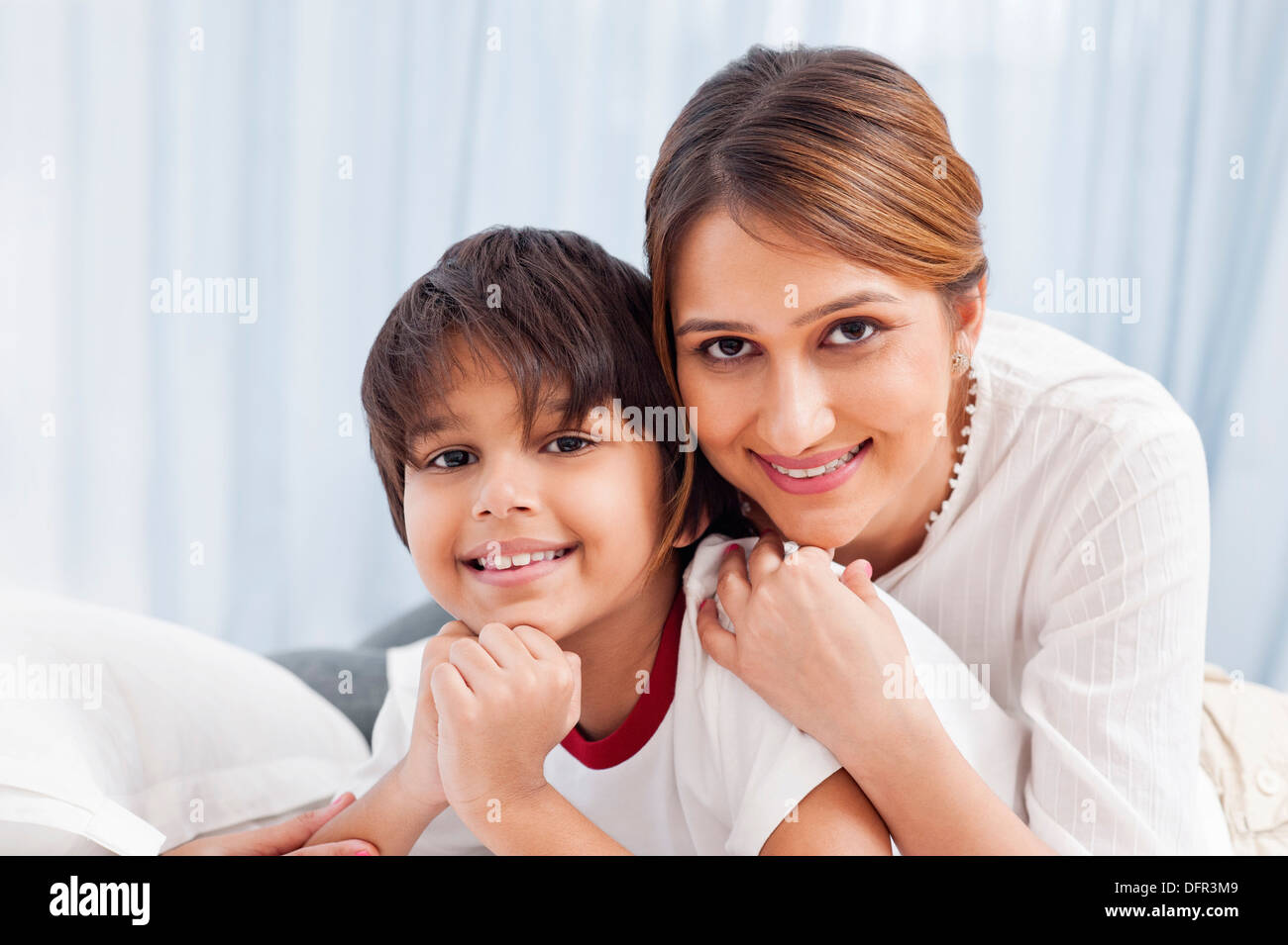 Porträt einer Frau mit ihrem Sohn lächelnd Stockfoto