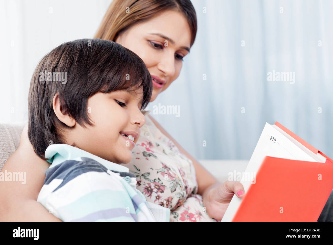 Junge mit seiner Mutter ein Buch zu lesen Stockfoto