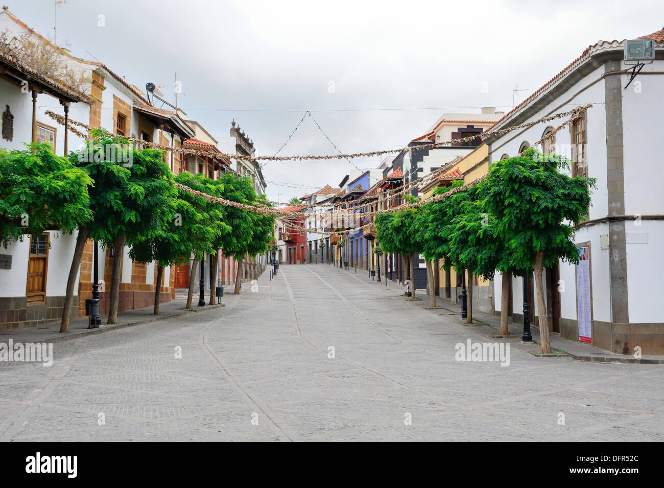 Blick auf die Hauptstraße in der Stadt Teror, Gran Canaria. Stockfoto