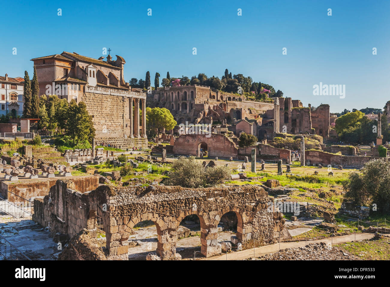 Das Forum Romanum mit dem Tempel des Antoninus und der Faustina. Im Hintergrund ist das Haus der Vestalinnen, Rom, Italien, Europa Stockfoto