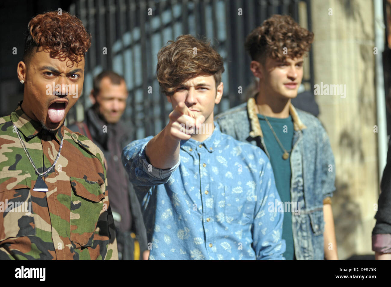 London, UK. 8. Oktober 2013. Kingsland Road X-Factor-Boy-Band bei ITV Studios This Morning London 10.08.2013 Credit: JOHNNY ARMSTEAD/Alamy Live News Stockfoto