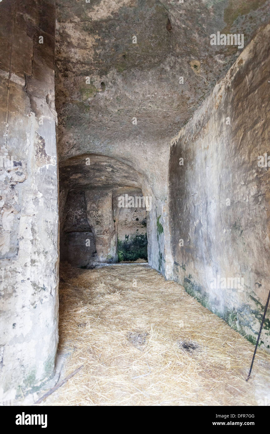 Innenraum einer typischen primitive Höhlenwohnungen Sassi Höhle wohnt in Matera, Basilikata, Süditalien, europäische Stadt der Kultur-2019 Stockfoto