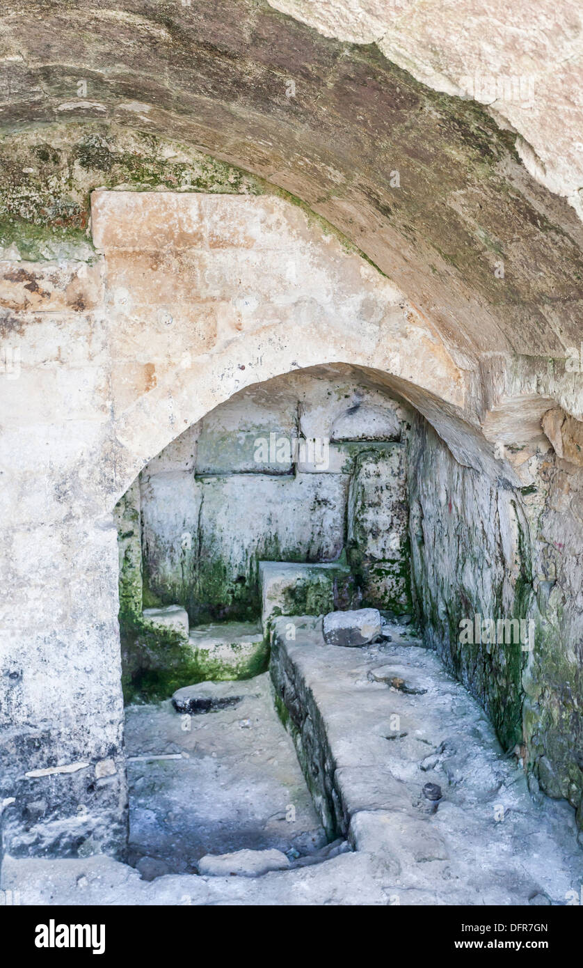 Innenraum einer typischen primitive Höhlenwohnungen Sassi Höhle wohnt in Matera, Basilikata, Süditalien, europäische Stadt der Kultur-2019 Stockfoto