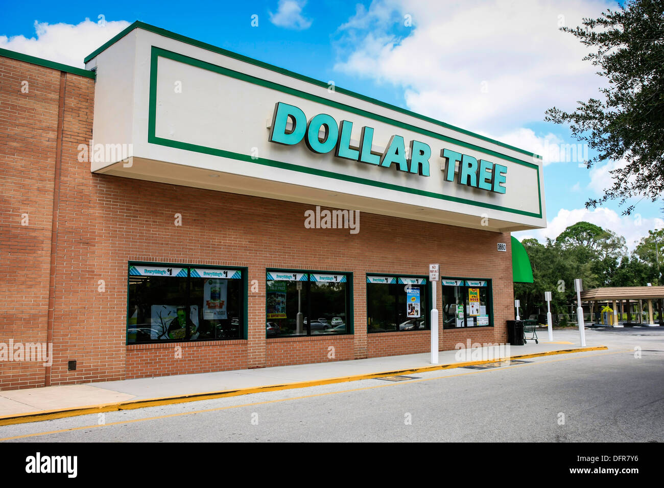 Dollar Tree Store bietet alles für $1 Stockfoto