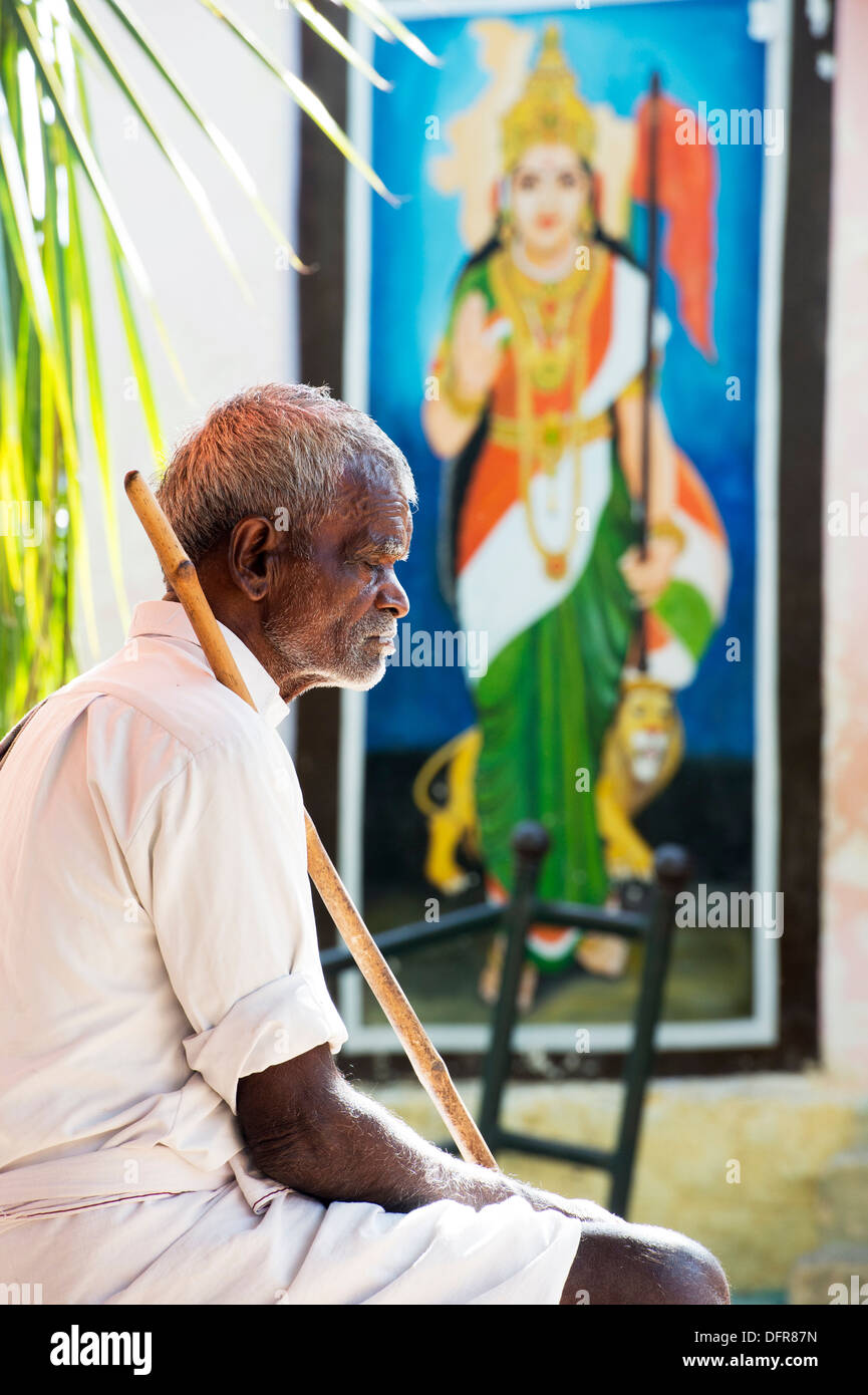 Indischer Mann warten auf Sri Sathya Sai Baba mobile aufsuchende Krankenhaus zu sehen. Andhra Pradesh, Indien Stockfoto