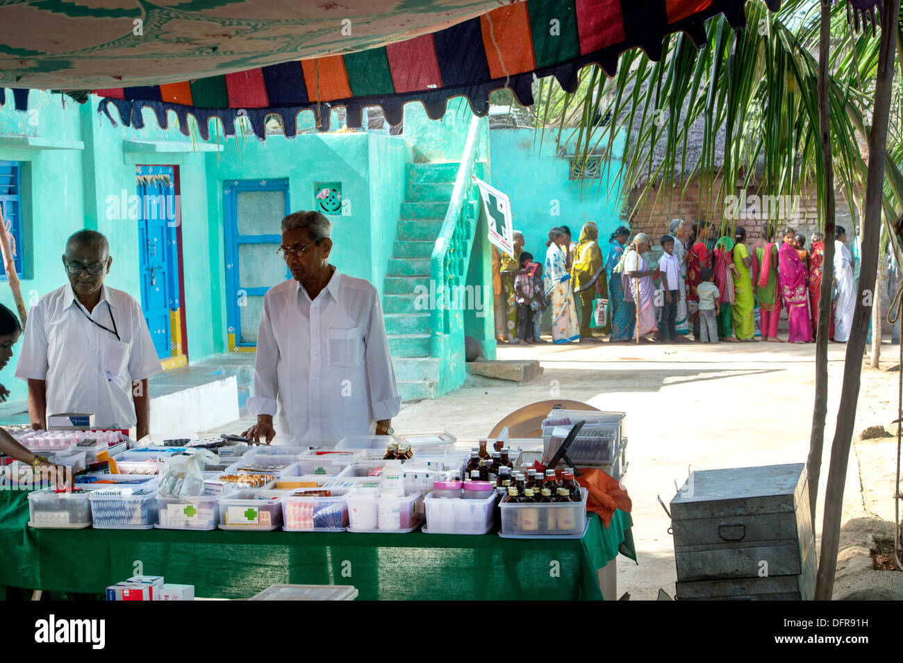 Apotheken und Apotheker am Klinikum mobile aufsuchende Sri Sathya Sai Baba. Andhra Pradesh, Indien Stockfoto
