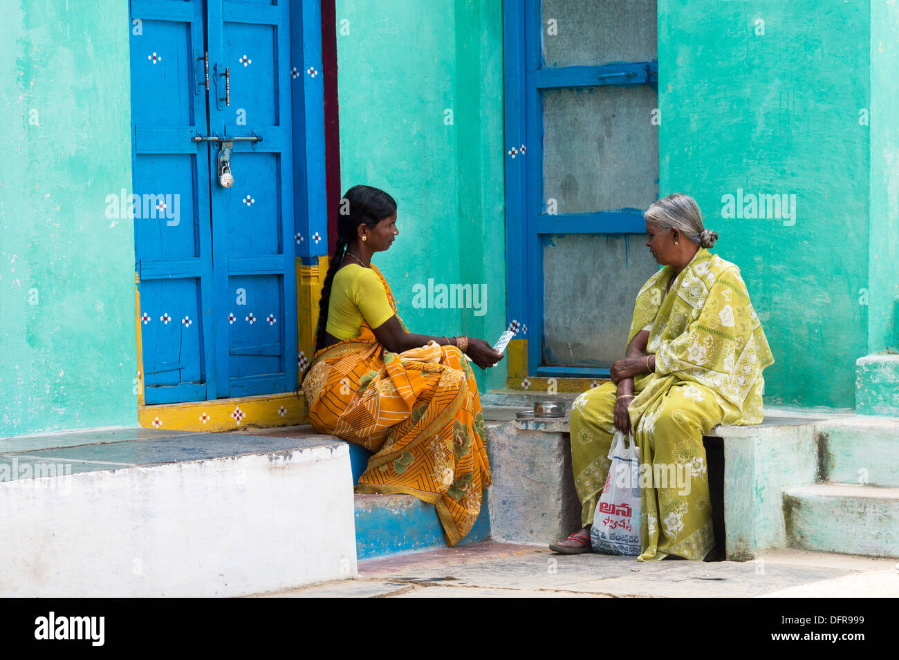 Indische Diabetiker mit Tabletten am Sri Sathya Sai Baba mobile aufsuchende Hospital. Andhra Pradesh, Indien Stockfoto