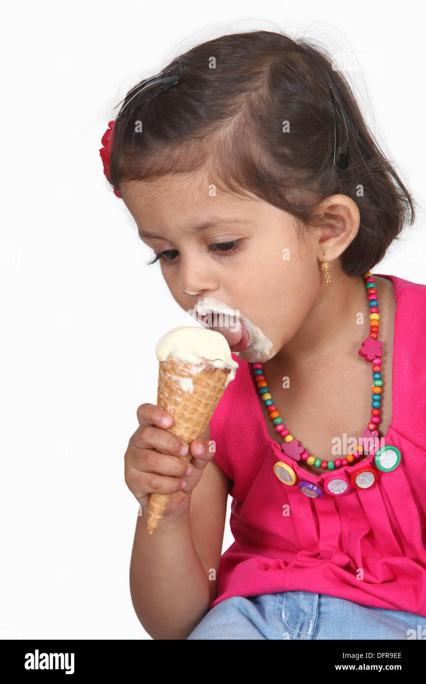 Ein 6 Jahre altes Mädchen, Eis essen Stockfoto