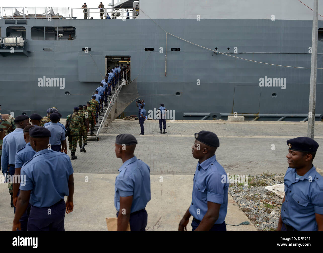 Mitglieder des Ghana Marine, Heer und Luftwaffe begeben Sie sich auf der Royal Netherlands Navy-Plattform-Dock HNLMS Rotterdam (L800). Rotterdam und eingeschifften International Marine Task Force sind in Ghana, Afrika-Partnerschaft-Station, eine internationale Sicherheit c zu unterstützen Stockfoto