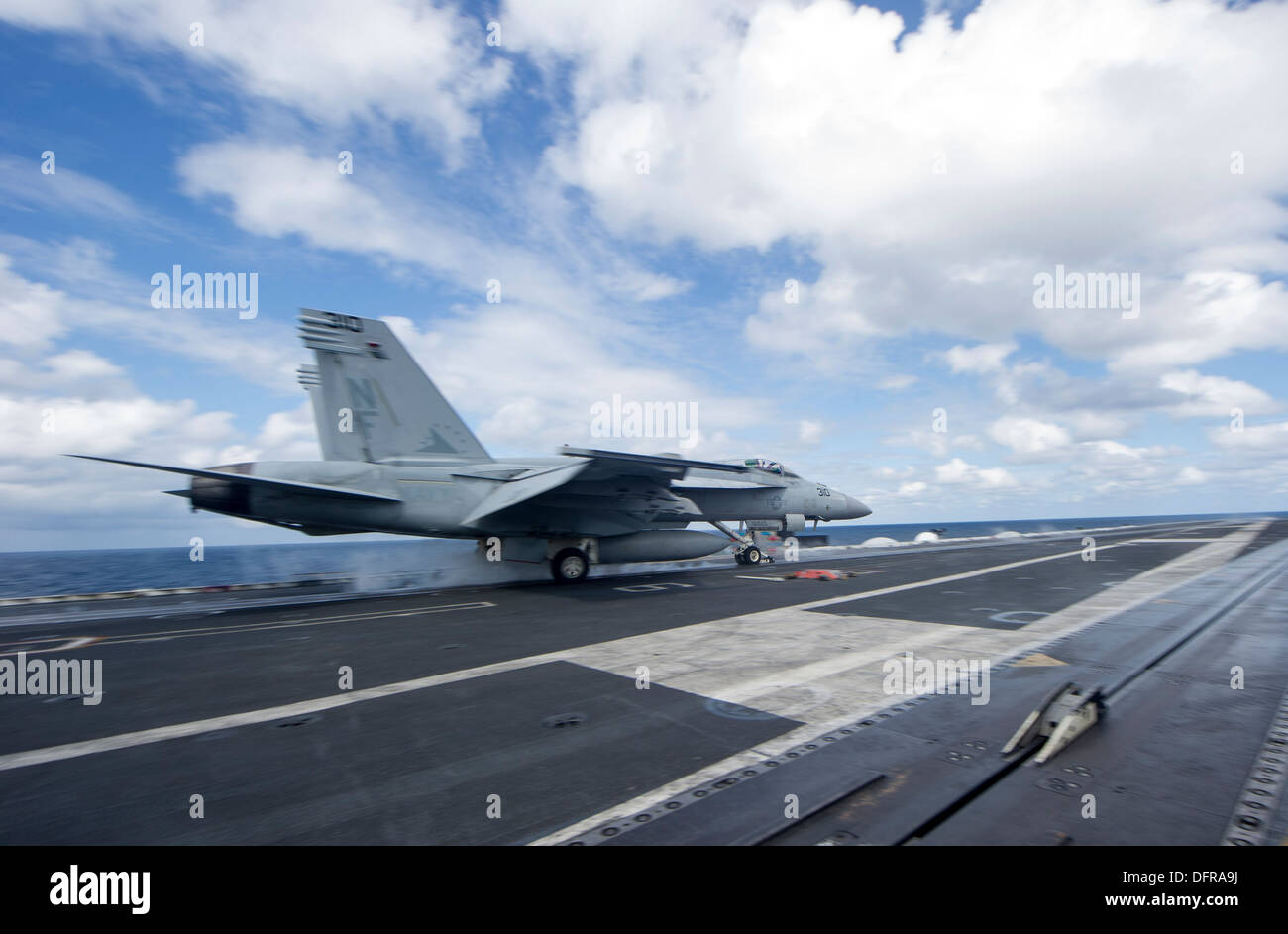 Eine F/A-18E Super Hornet aus der Adler des Strike Fighter Squadron (VFA) 115 startet aus dem Flugdeck des Flugzeugträgers USS George Washington (CVN-73). George Washington und seine eingeschifften Geschwader Carrier Air Wing (CVW) 5, bieten eine Kampf-lesen Stockfoto