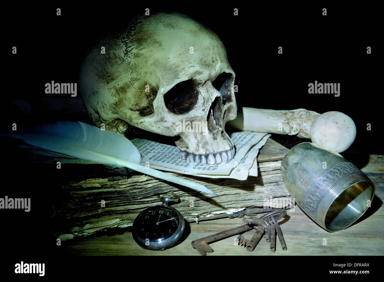 Gruselige Schädel und Knochen auf antikes Buch Stockfoto