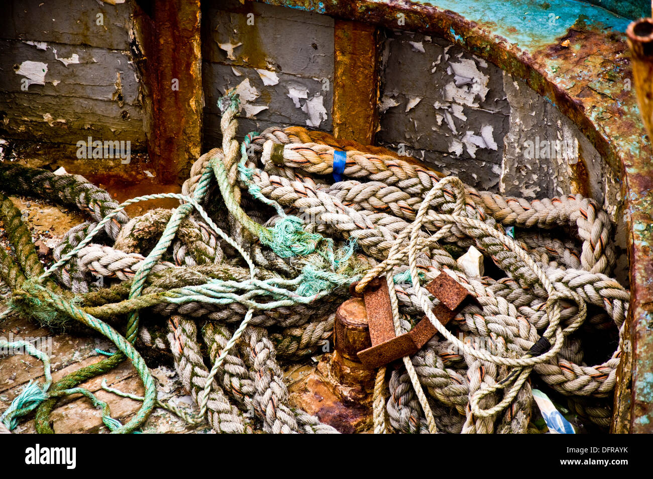 Textur der eine sterbende Industrie eine alte Fischerei Trawler Holz gebaut, Detail und Seil vertäut bei Bunbeg Harbour County Donegal Ireland Stockfoto