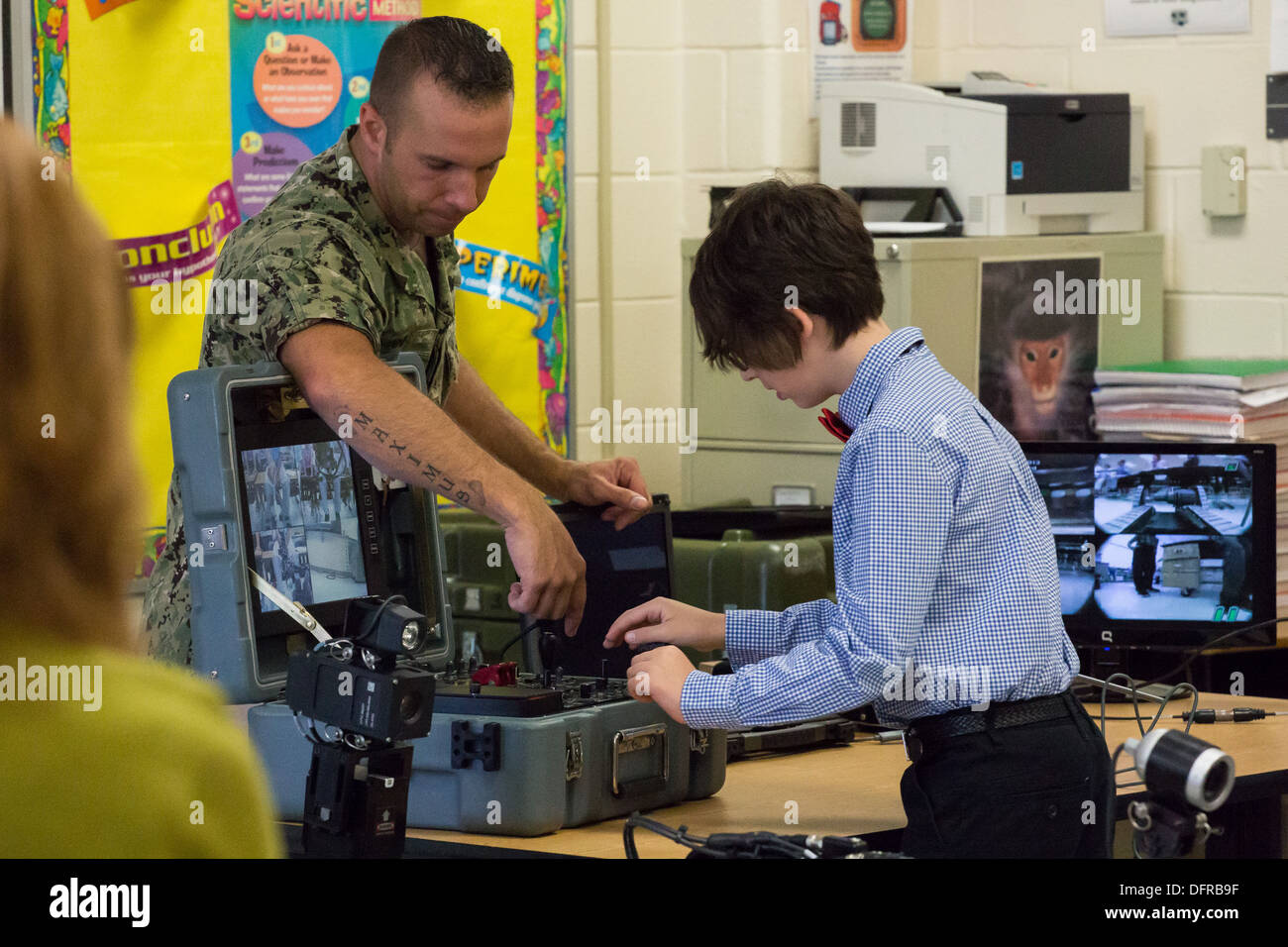 Elektriker Mate 1. Klasse Joseph Vanni, zugewiesen, Explosive Ordnance Entsorgung Expeditionary Support Unit (EODESU) 2, zeigt Stockfoto