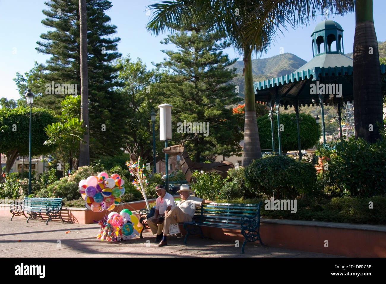 Der Plaza Principal ist der Baum und Blumen geschmückten Hauptplatz in Ajijic, Jalisco, Mexiko Stockfoto