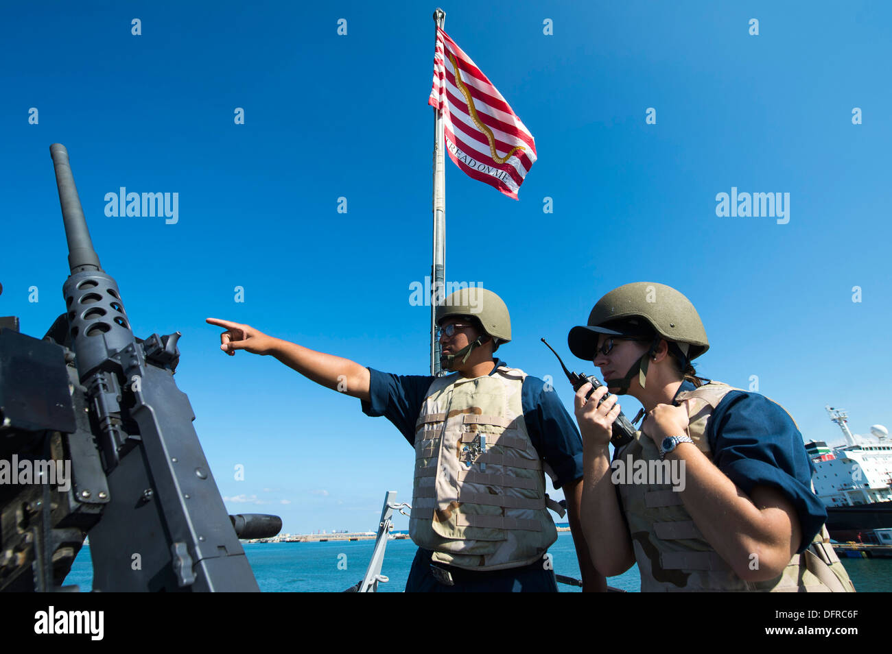 Gunner es Mate 3. Klasse Charles Brown und Schütze 1. Klasse Lisa Hooper Ort eine Kontaktfläche während stehende Uhr an Bord der geführte Flugkörper-Zerstörer USS Gravely (DDG 107) Mate als das Schiff in Haifa für ein Routinebesuch zieht. Ernsthaft, portiert Haus-in N Stockfoto