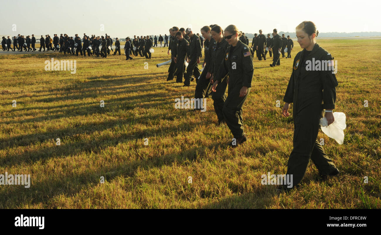 NORFOLK, Virginia (4. Oktober 2013) mehr als 1.000 Piloten und Aircrewman, verschiedenen Staffeln zugeordnet beteiligte sich an der größten Fremdkörper Schaden (FOD) zu Fuß nach unten während Clean des Basis-Tages. Die jährliche Veranstaltung schützt Naval Station Norfolk sauberer throu Stockfoto