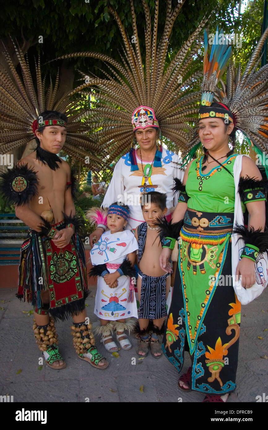 Tänzer in native Kostüm in einer Parade anlässlich der Dia de Los Muertos (Tag der Toten) in Ajijic, Jalisco, Mexiko Stockfoto