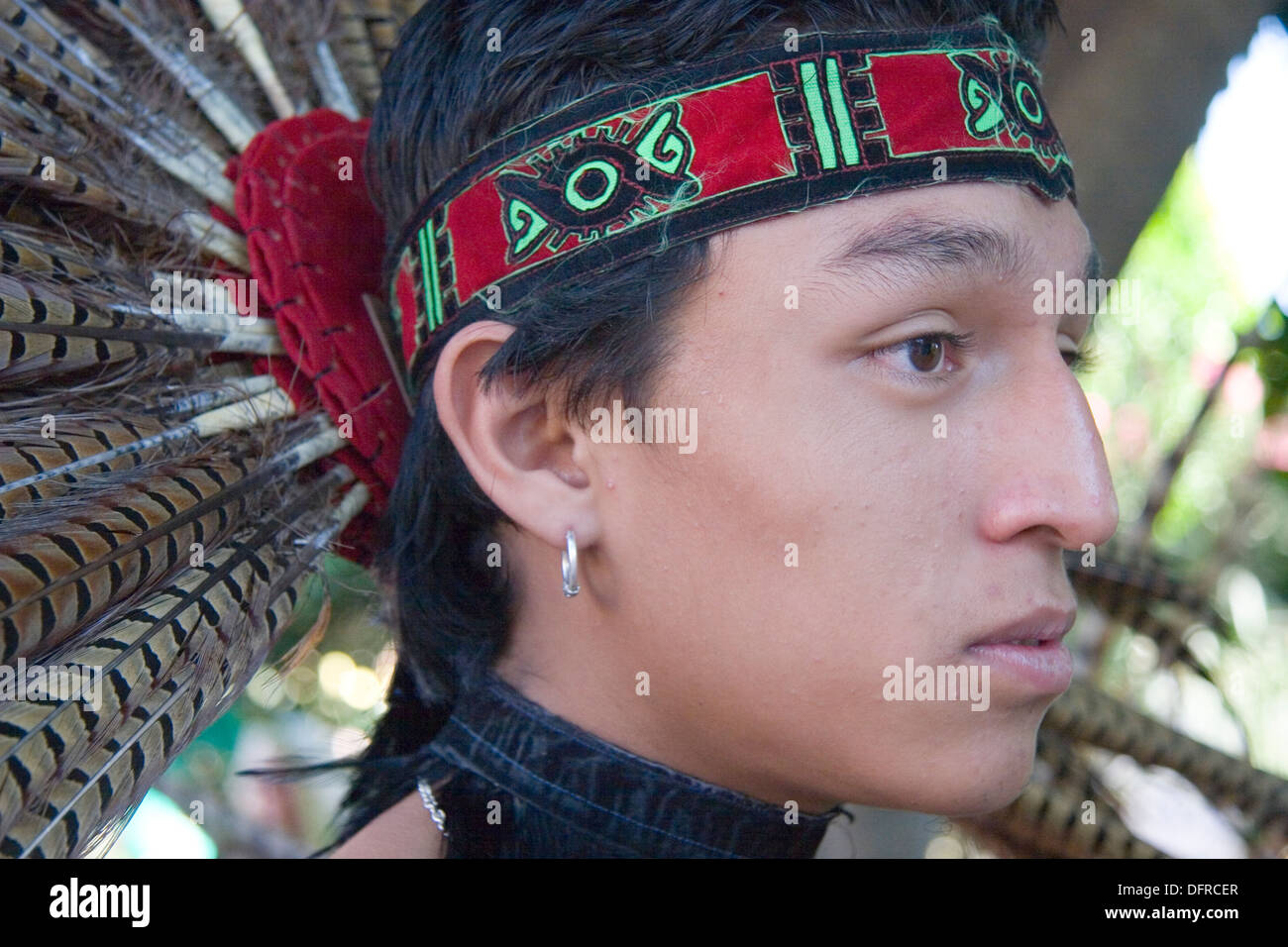 Tänzerin in native Kostüm führt in einer Parade anlässlich der Dia de Los Muertos (Tag der Toten) in Ajijic, Jalisco, Mexiko Stockfoto