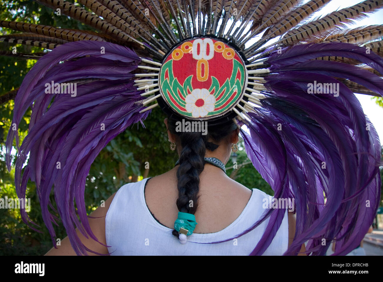 Tänzerin in native Kostüm führt in einer Parade anlässlich der Dia de Los Muertos (Tag der Toten) in Ajijic, Jalisco, Mexiko Stockfoto