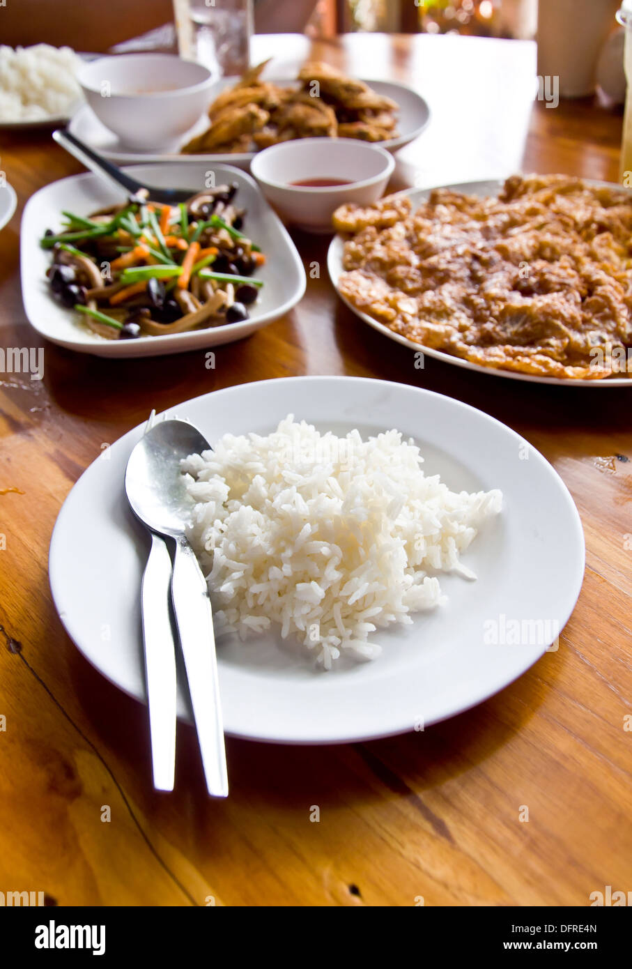 Reis und Thai-Essen am Tisch für das Mittagessen Stockfoto