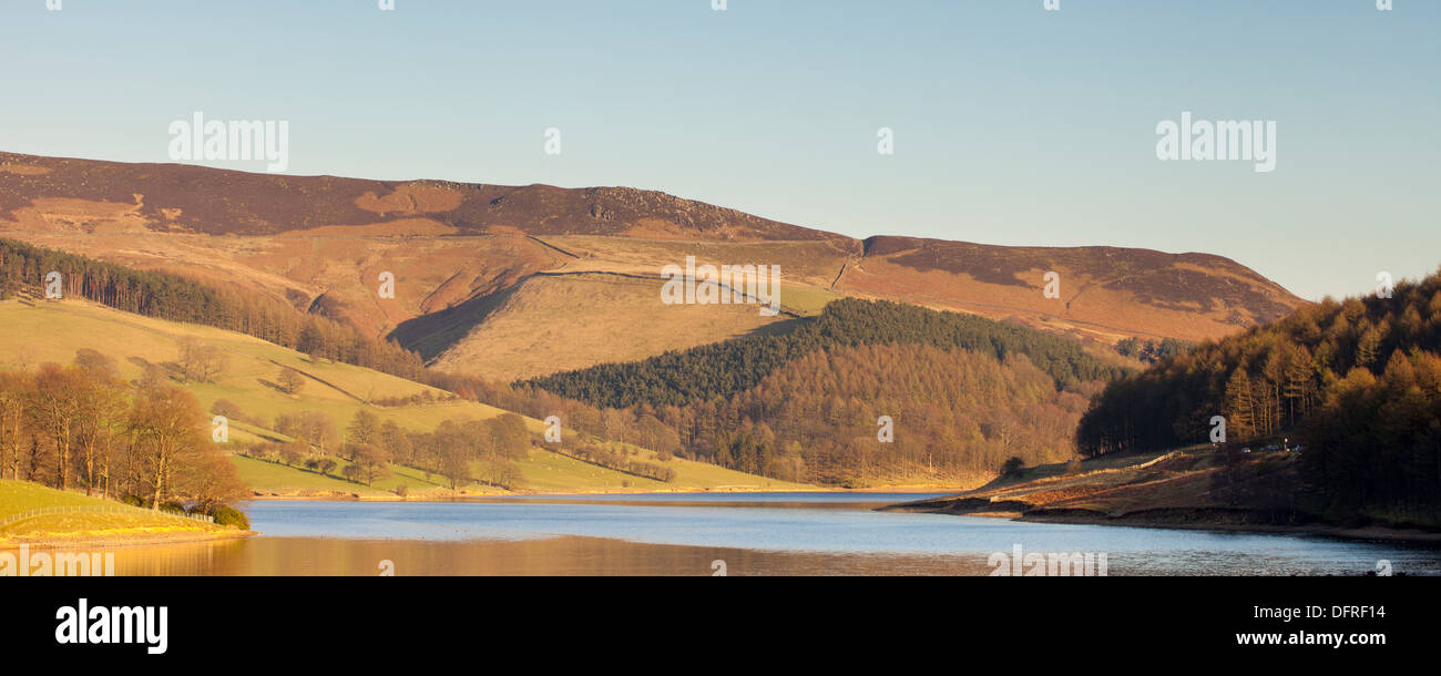 Späten Nachmittag Sonne über Ladybower Vorratsbehälter & Derwent Moor mit Blei Hill im Hintergrund Stockfoto