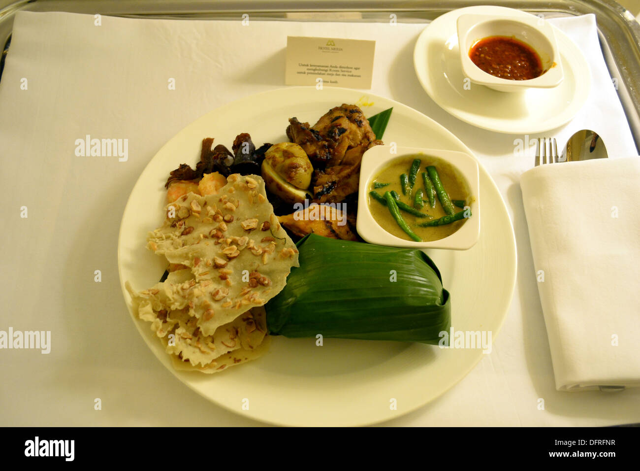 Reis in Bananenblätter gewickelt; typische traditionelle indonesische Gericht als Zimmerservice Stockfoto