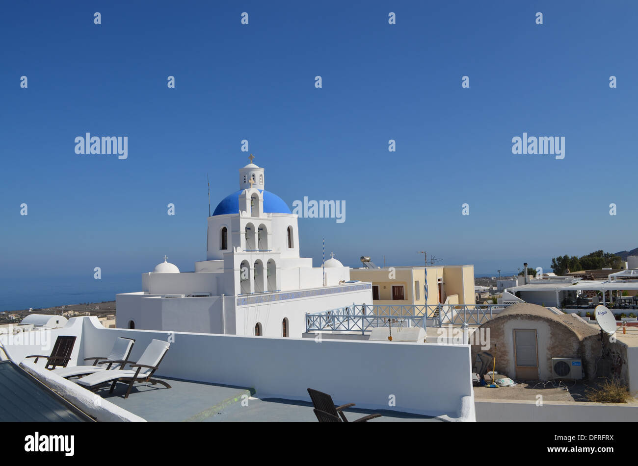 Eine schöne griechische Kirche sieht über dem Ägäischen Meer auf Santorin, wo die weltweit größte Explosion, in 1628BC, Griechenland stattfand Stockfoto