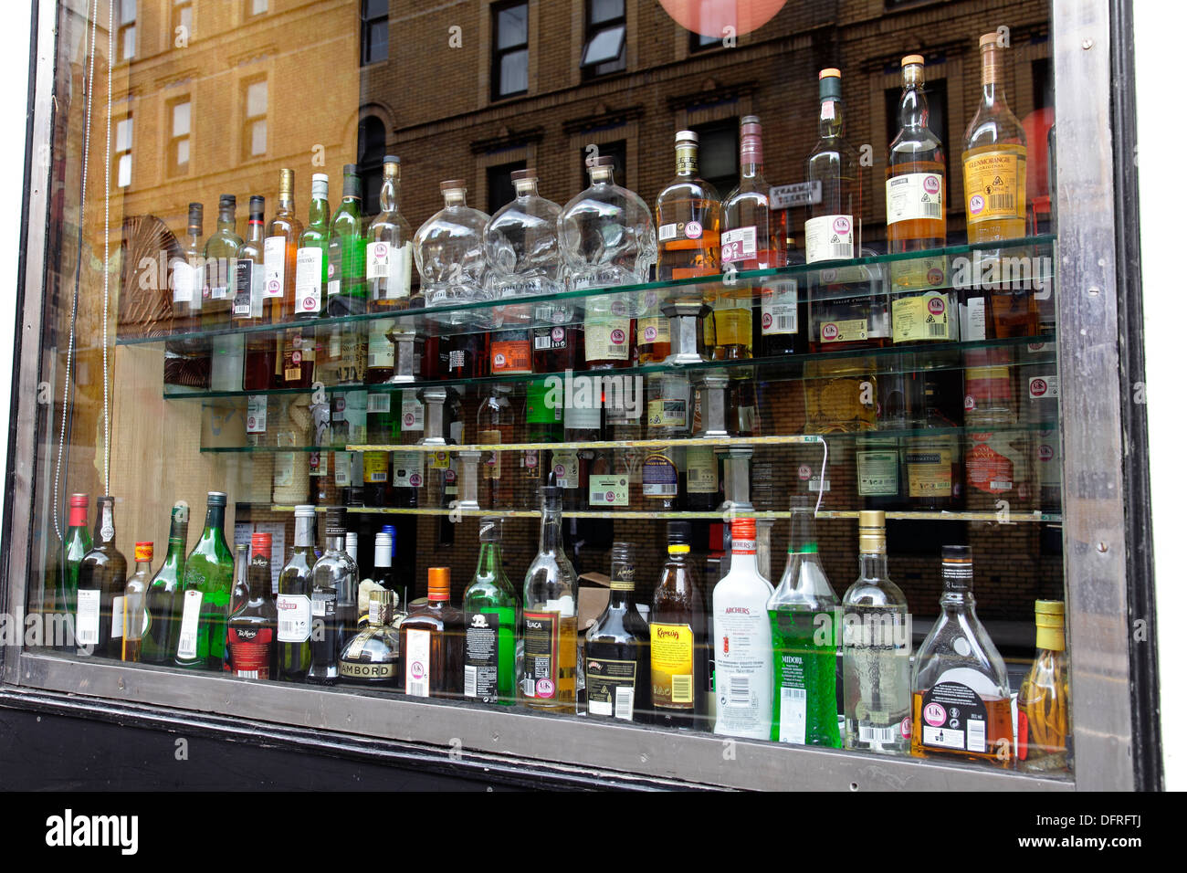 Alchoholic Getränke Flaschen angezeigt im Fenster eines Balkens, UK Stockfoto